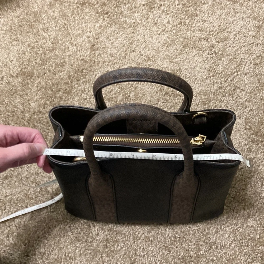 Michael Michael Kors Austin Medium Pebbled Leather Messenger Bag USED